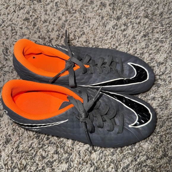 Nike Hypervenom Phantom 3 Club FG
Soccer Cleats Gray Black Orange size 4y 23cm - Picture 6 of 9